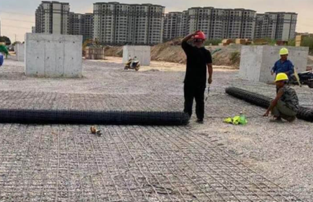 莲湖土工格栅铺设前地基要怎么处理？